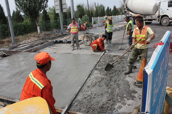 下花園增加收費(fèi)車道工程緊張有序施工